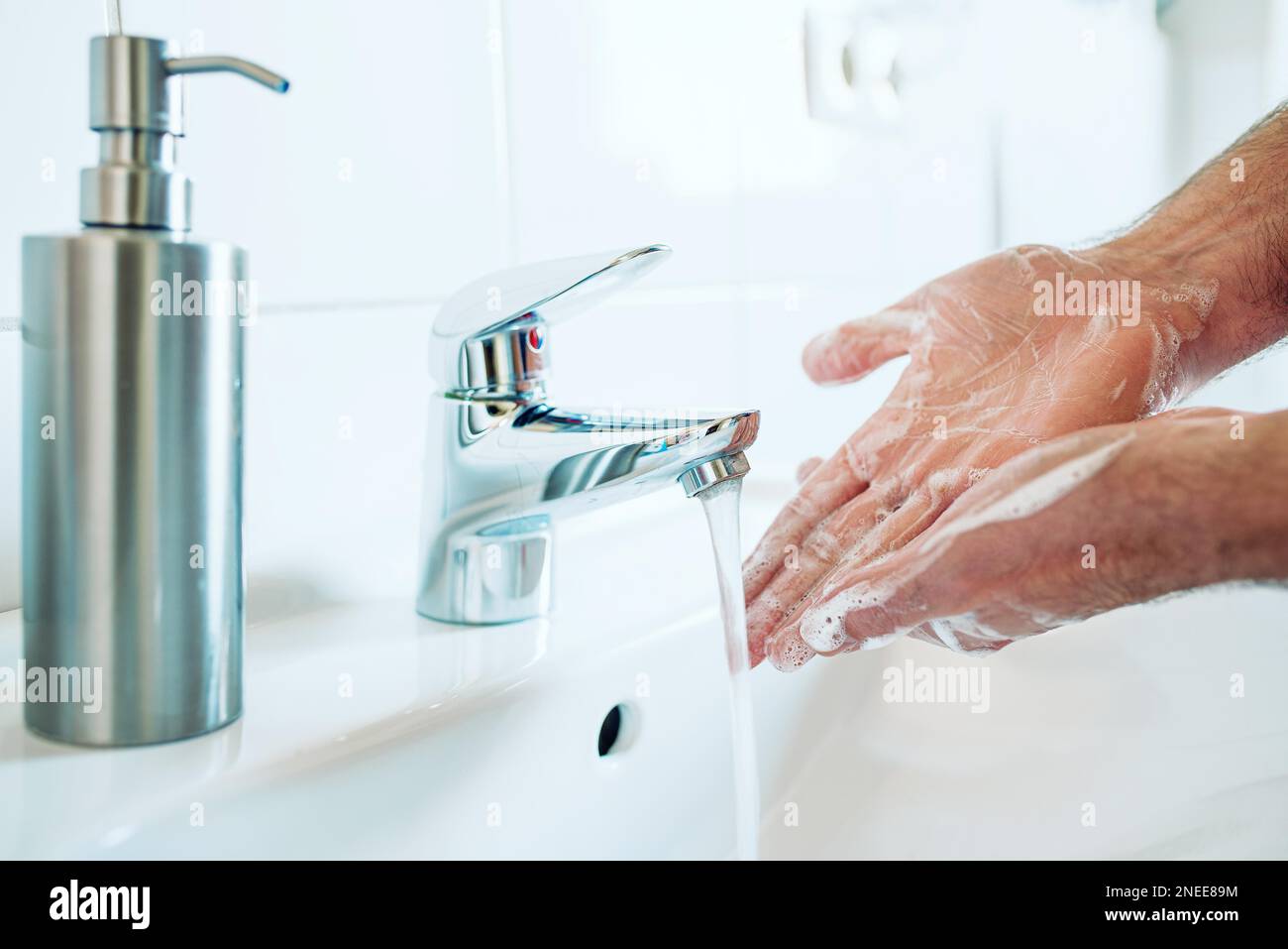 gros plan de la personne se lavant soigneusement les mains à l'évier de salle de bains avec du savon et de l'eau chaude, mesure d'hygiène pendant la pandémie de covid-19 de coronavirus pour éviter Banque D'Images
