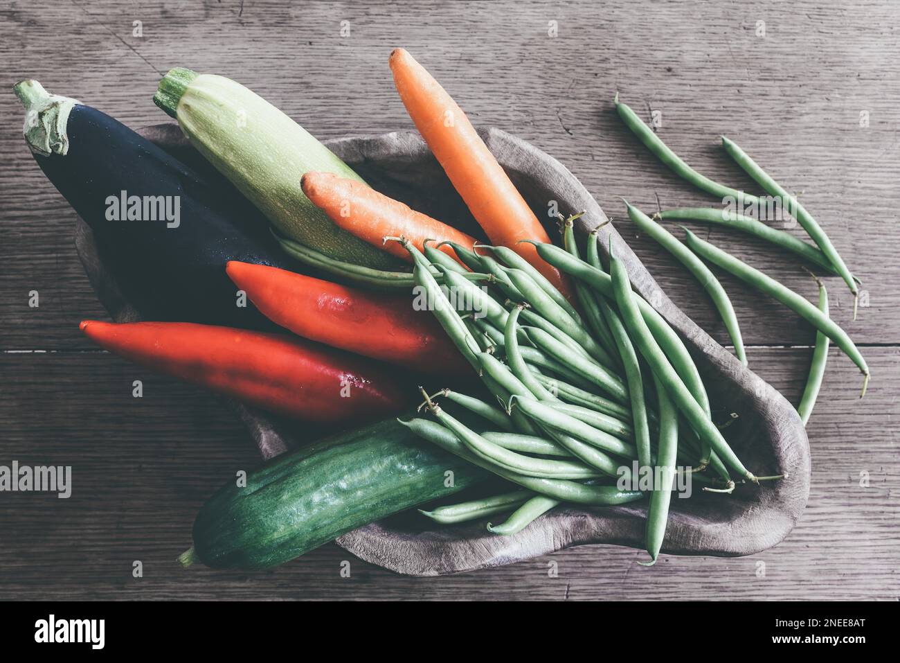 Directement au-dessus de coup de bol en bois remplis de matières légumes frais de saison sur table en bois rustique Banque D'Images