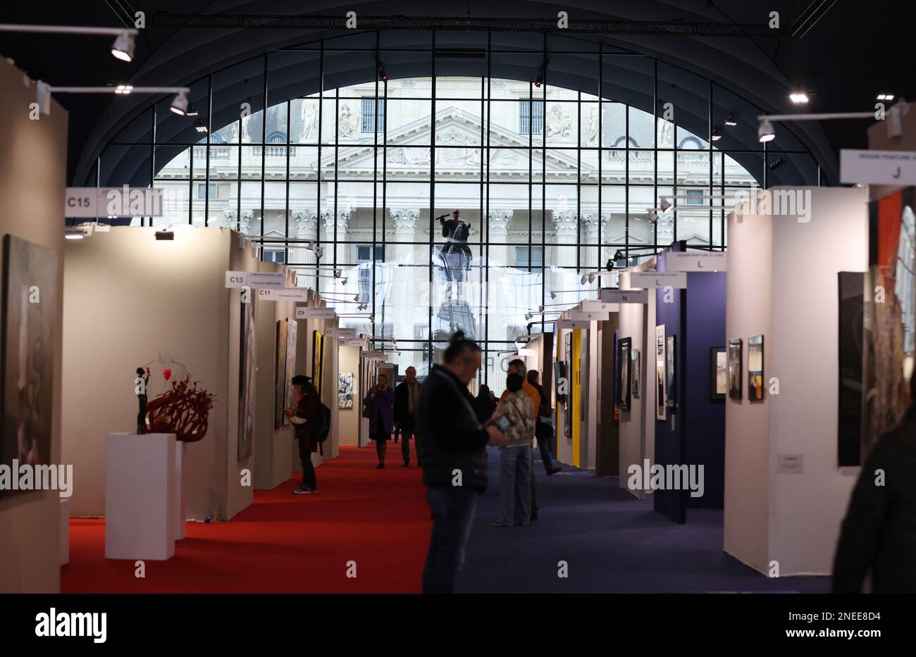 Paris, France. 16th févr. 2023. Les gens visitent la CAPITALE de l'EXPOSITION artistique 2023 au Grand Palais Ephemere à Paris, France, le 16 février 2023. L'édition 2023 de LA CAPITALE DE L'ART va du 15 au 19 février. Credit: Gao Jing/Xinhua/Alamy Live News Banque D'Images