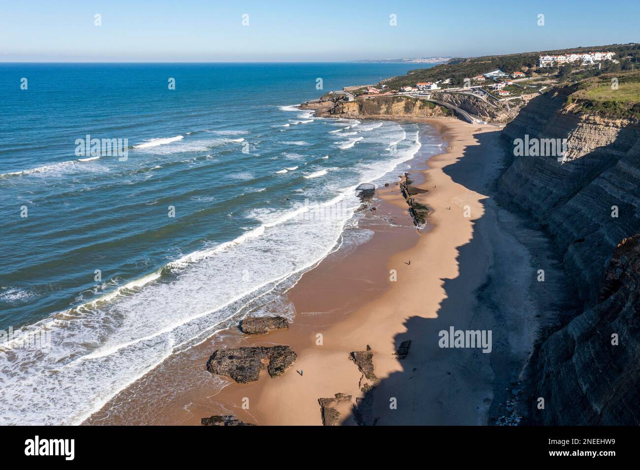 Vue aérienne, surf et vagues à Praia do Magoito Beach, Magoito, Portugal Banque D'Images