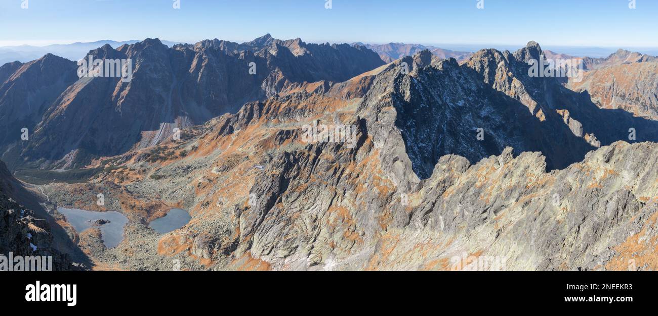 Hautes Tatras - Slovaquie - le panorama des lacs de Zabie plesa avec les pics de Satan et de Krivan en arrière-plan à partir du pic de Rysy. Banque D'Images