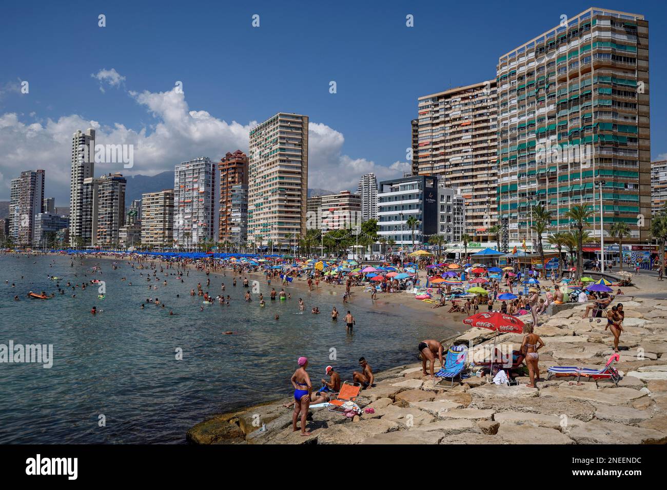 Beaucoup de touristes sur la plage en face des gratte-ciel, Playa Levante, Benidorm, province d'Alicante, Costa Blanca, Espagne Banque D'Images