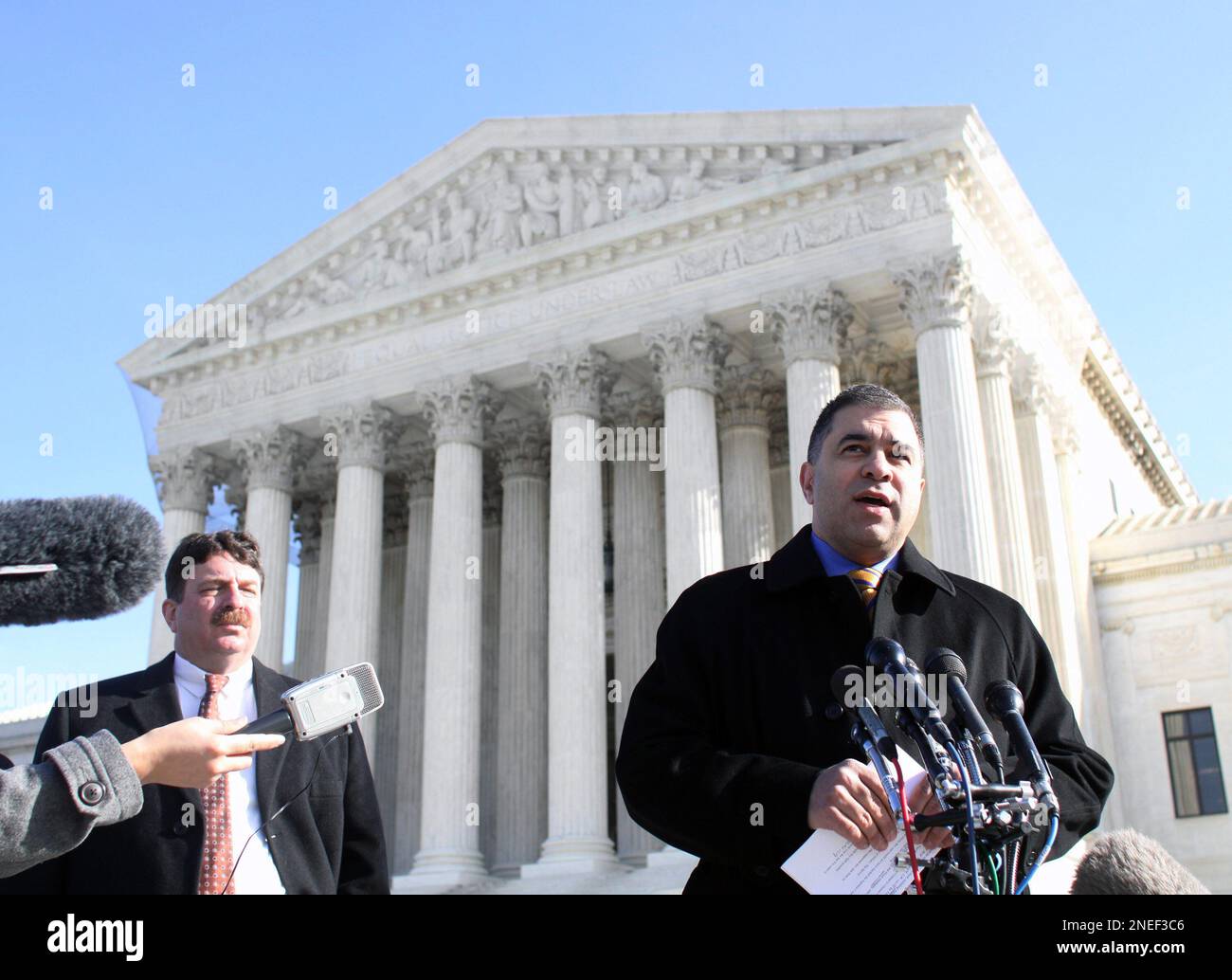 Citizens United President David Bossie, right, meets with reporters outside the Supreme Court in Washington, Thursday, Jan. 21, 2010, after the Supreme Court ruled on a campaign finance reform case. (AP Photo/Lauren Victoria Burke) Banque D'Images