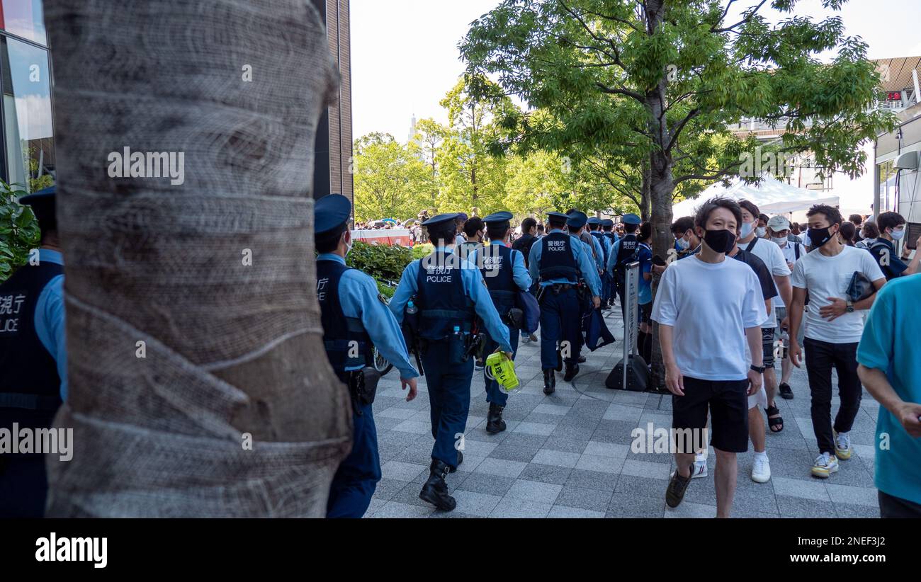 Policiers en patrouille à Tokyo, au Japon. Banque D'Images