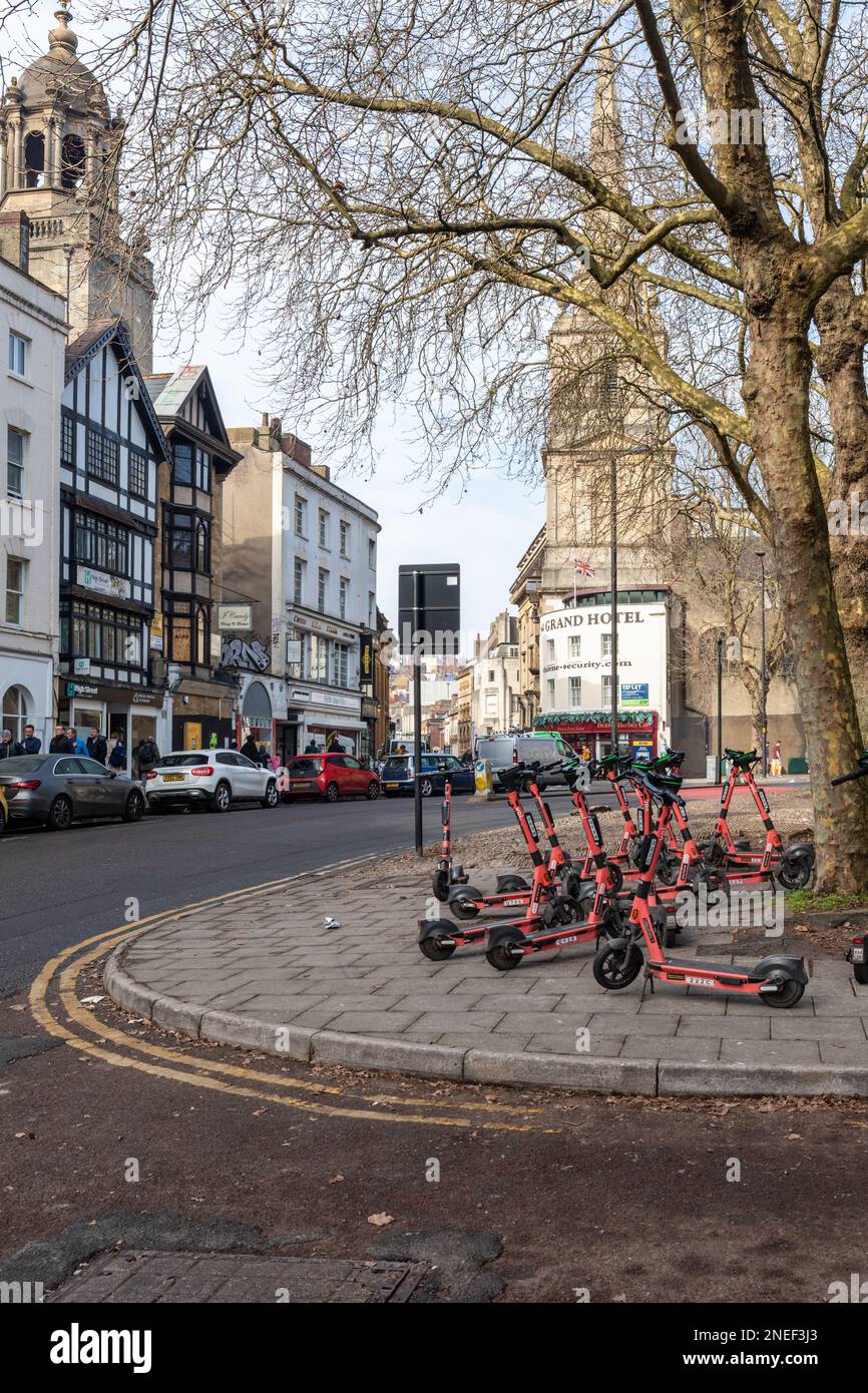 Location de trottinettes à arrêts multiples VOI, High Street, Bristol City centre, Angleterre, Royaume-Uni Banque D'Images