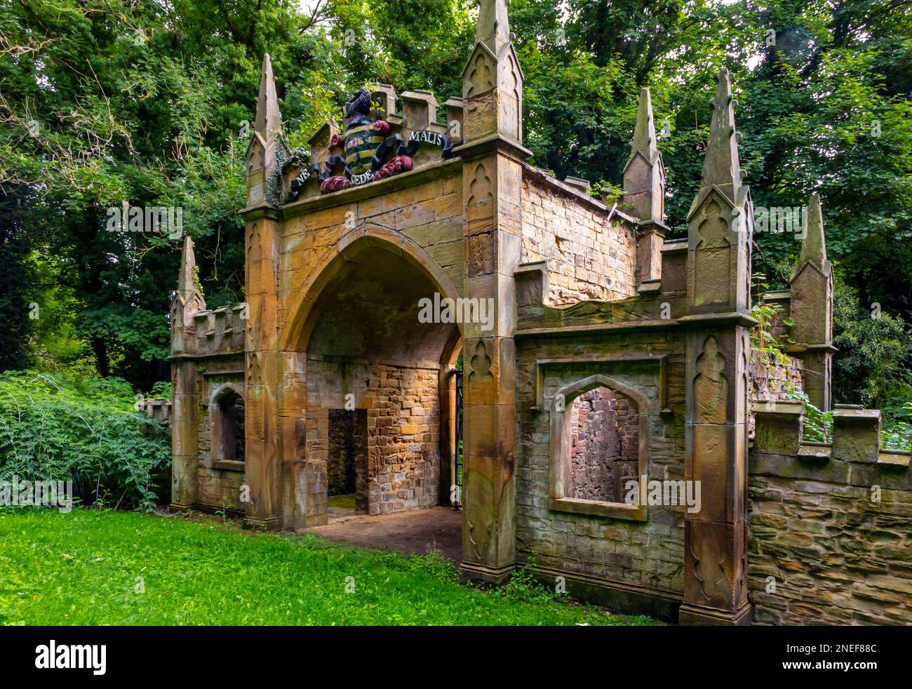 L'Archway Gothick dans le jardin de Renishaw Hall, Derbyshire, Angleterre, Royaume-Uni Banque D'Images