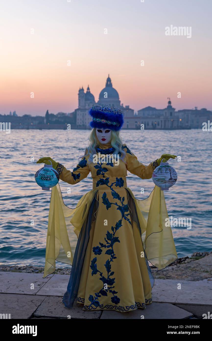 Carnival gardien vêtu d'un magnifique costume et masque pendant le ...