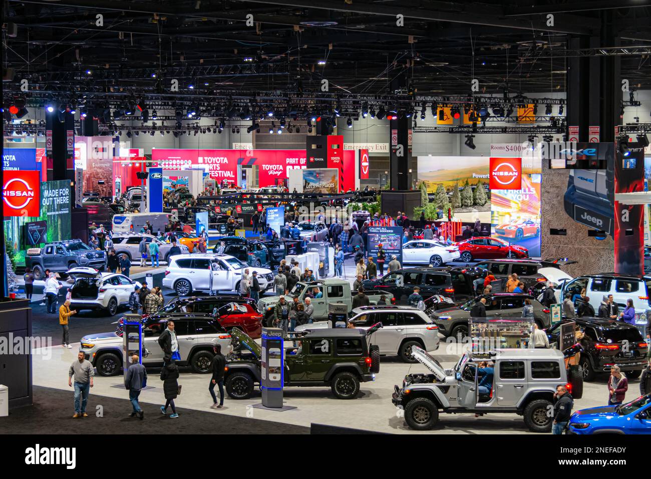 Chicago, il, États-Unis - 15 février 2023 : des foules attendent le mercredi le salon de l'auto de Chicago 2023. Banque D'Images