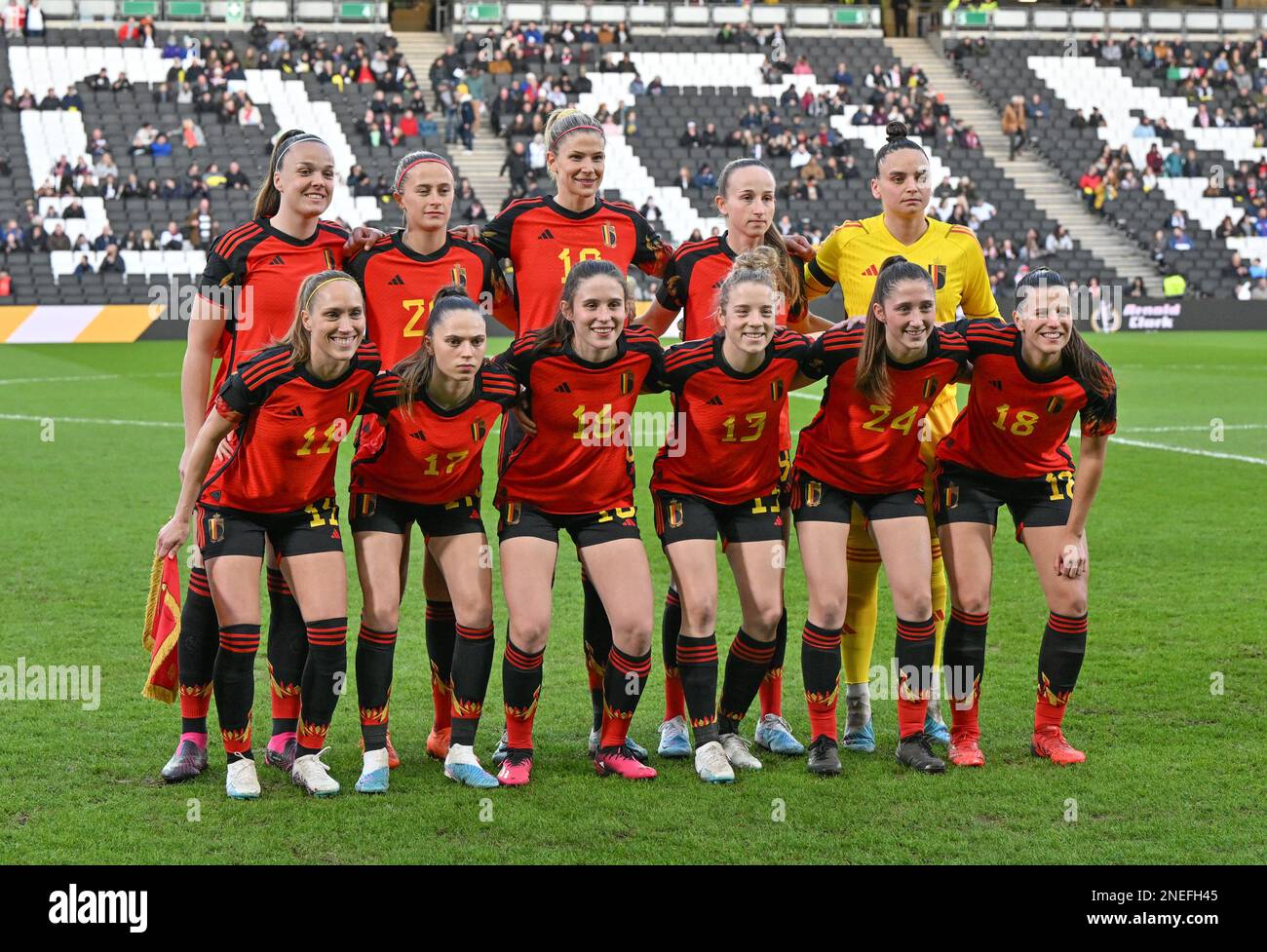 Les joueursavec Tine de Caigny , Julie Biesmans , Justine Vanhaevermaet , Sari Kees , Nicky Evrard , Janice Cayman , Jill Janssens , Marie Detruyer , Elene Dhont , Fran Meersman et Laura de Neve posent pour le photographe lors d'un match entre l'équipe féminine nationale italienne et belge de football les flammes rouges, à Milton Keynes, Royaume-Uni, jeudi 16 février 2023, première partie (sur 3) Dans la coupe Arnold Clark, un tournoi de football de l'association des femmes sur invitation. BELGA PHOTO DAVID CATRY Banque D'Images