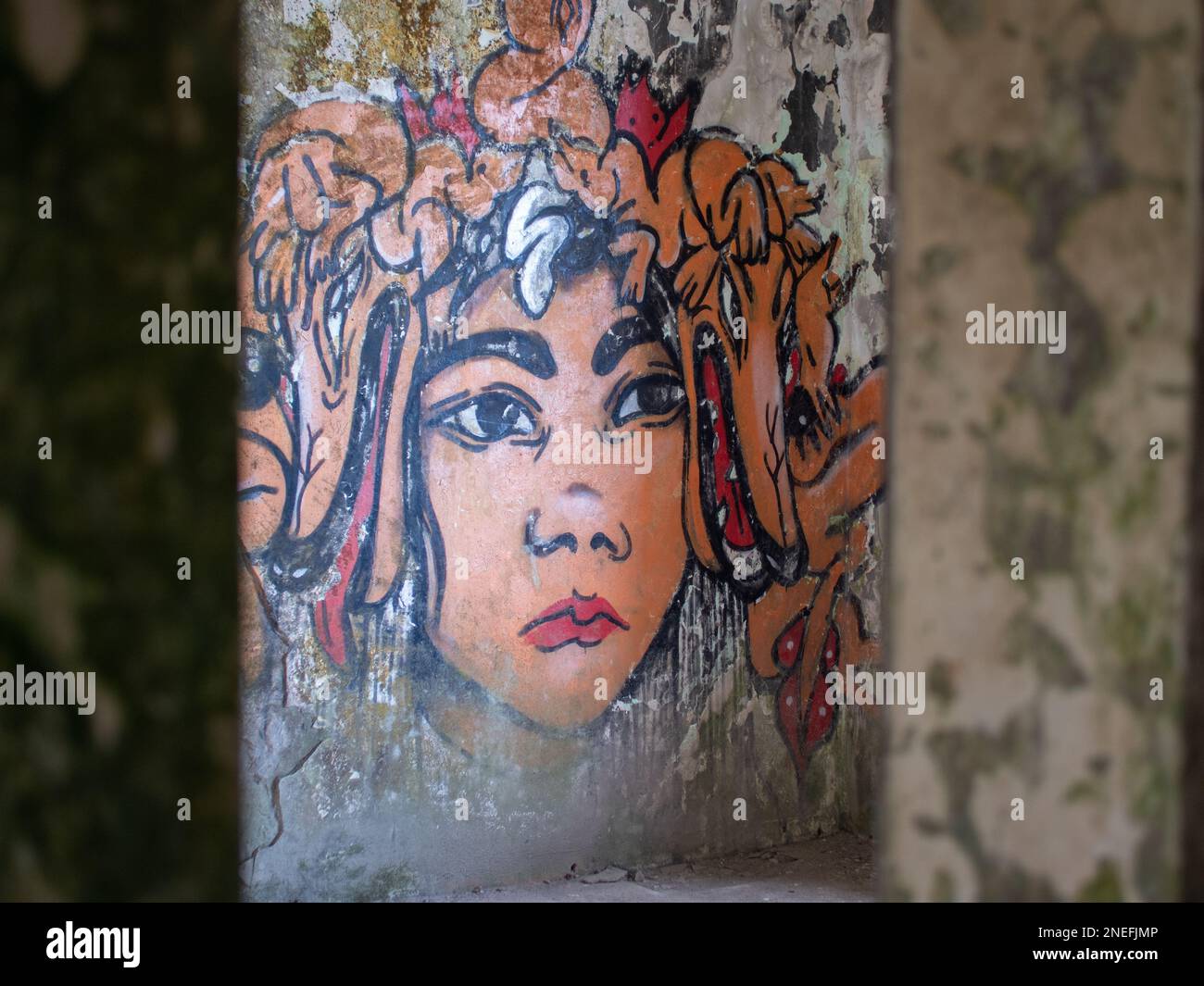 Un graffiti représentant une fille khmère sur un mur dans un bâtiment de colonie française abandonné à Bokor Mountain, au Cambodge. Banque D'Images