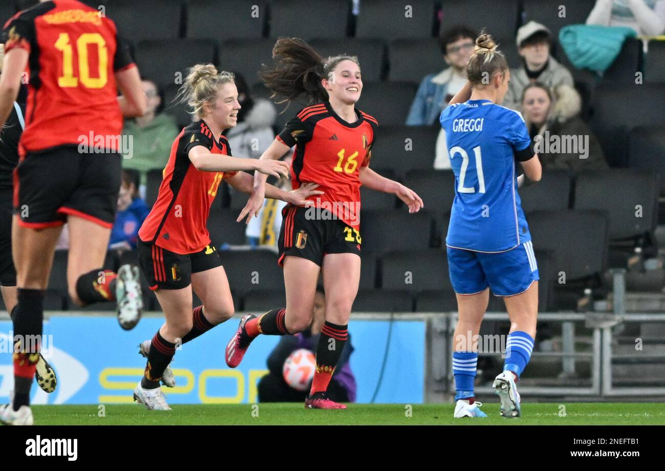 Marie Detruyer, de Belgique, célèbre après avoir marqué lors d'un match entre l'Italie et l'équipe nationale féminine de football belge The Red Flames, à Milton Keynes, Royaume-Uni, le jeudi 16 février 2023, premier match (sur 3) dans la coupe Arnold Clark, un tournoi de football de l'association féminine sur invitation. BELGA PHOTO DAVID CATRY Banque D'Images