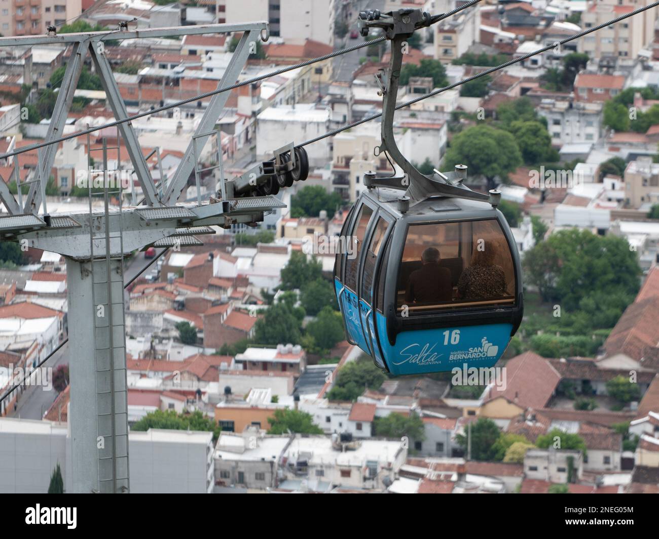 Un téléphérique descendant de la colline San Bernardo à Salta, en Argentine. Banque D'Images