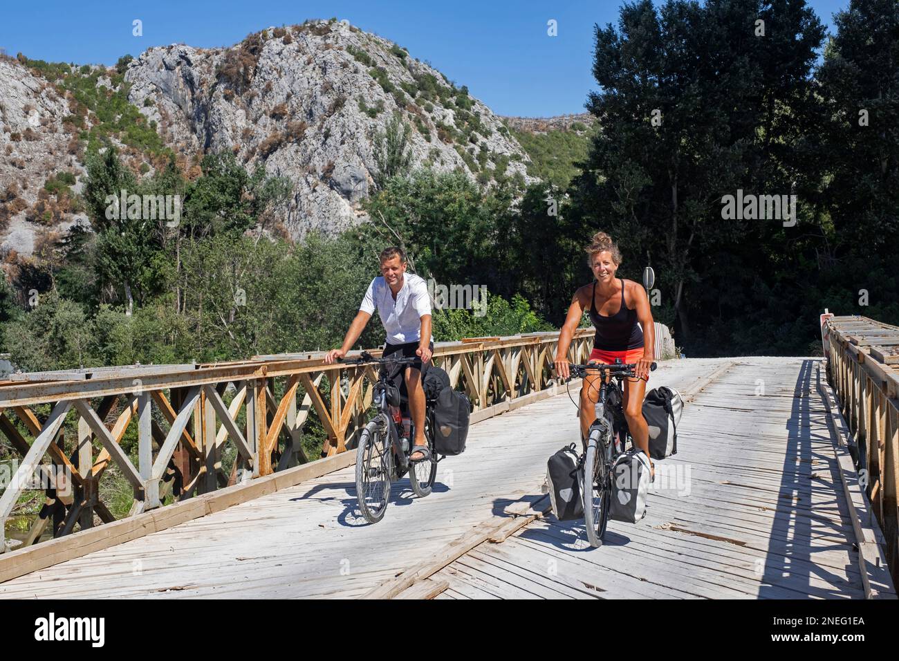 Passage à vélo sur le vieux pont sur le sentier Ciro, parcours à vélo de Dubrovnik à Mostar le long de la ligne de chemin de fer interrompue, au sud-ouest de la Bosnie-Herzégovine Banque D'Images