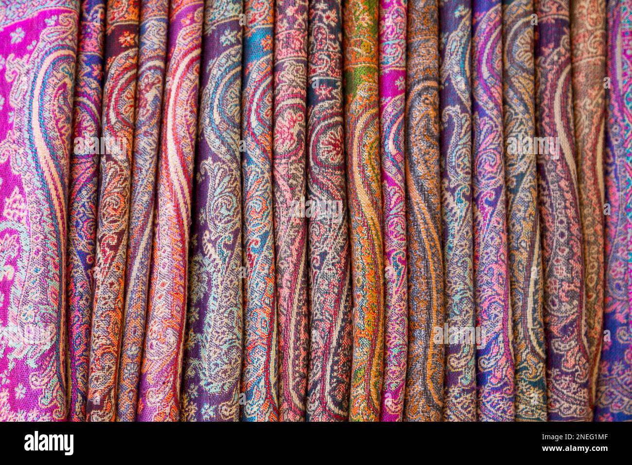 Gros plan sur une pile de foulards colorés faits sur un marché à Essaouira, au Maroc. Banque D'Images