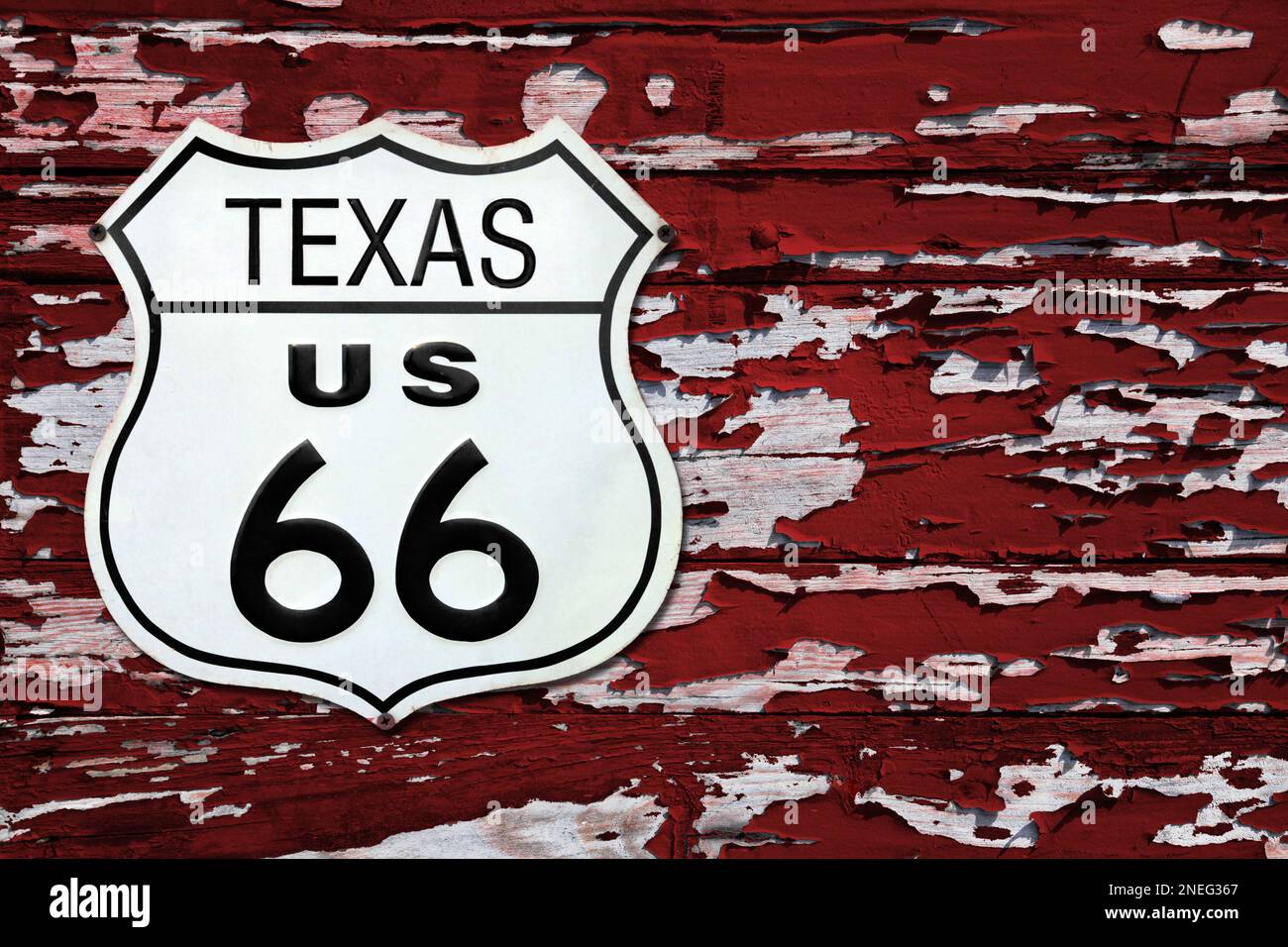 Gros plan sur un panneau Texas US 66 vissé sur un mur en bois peint en rouge. Banque D'Images