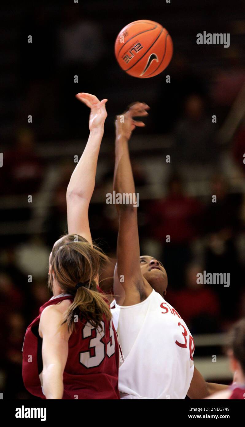 Stanford forward Nnemkadi Ogwumike (30) and Washington State center Carly Noyes (33) tip off in the first half of an NCAA college basketball game in Stanford, Calif., Thursday, Jan. 14, 2010. (AP Photo/Paul Sakuma) Banque D'Images