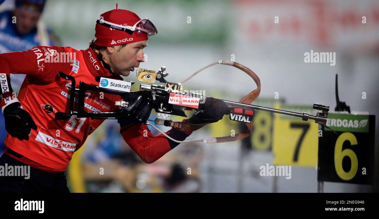 Ole Einar Bjoerndalen from Norway prepares to shoot prior to the men's 10 kilometers sprint race at the Biathlon World Cup competition in Ruhpolding, southern Germany, on Thursday, Jan. 14, 2010. Bjoerdalen placed second. (AP Photo/Matthias Schrader) Banque D'Images