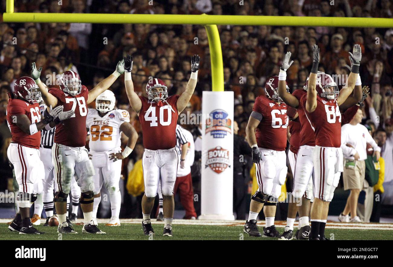 Alabama Crimson Tide players celebrate after winning the BCS Championship NCAA college football game against the Texas Longhorns in Pasadena, Calif., Thursday, Jan. 7, 2010. (AP Photo/Chris Carlson) Banque D'Images