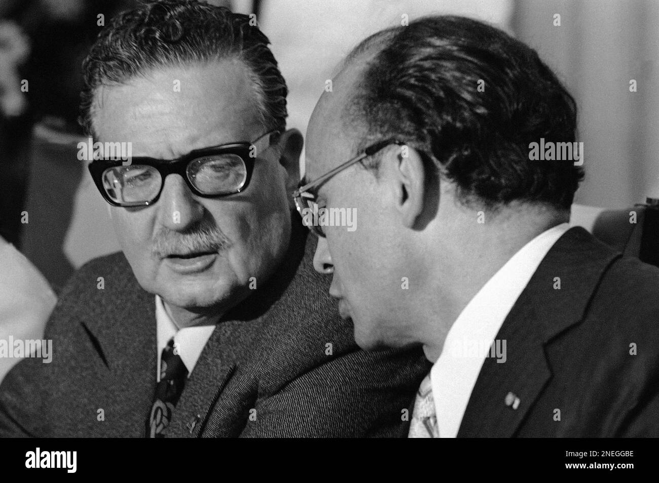Chilean President Salvador Allende, left, and Mexico?s President Luis Echeverria huddle on Friday, Dec. 2, 1972 in Mexico City during a luncheon at the Foreign Ministers. Allende is on a state visit to Mexico. (AP Photo) Banque D'Images