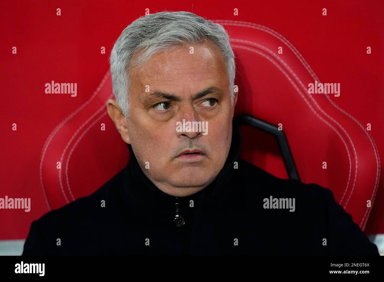 Roma's head coach Jose Mourinho watches from the bench during the Europa League Europa League playoff first leg soccer match between FC Red Bull Salzburg and AS Roma at the Red Bull Arena in Salzburg, Austria, Thursday, Feb. 16, 2023. (AP Photo/Petr David Josek) Banque D'Images