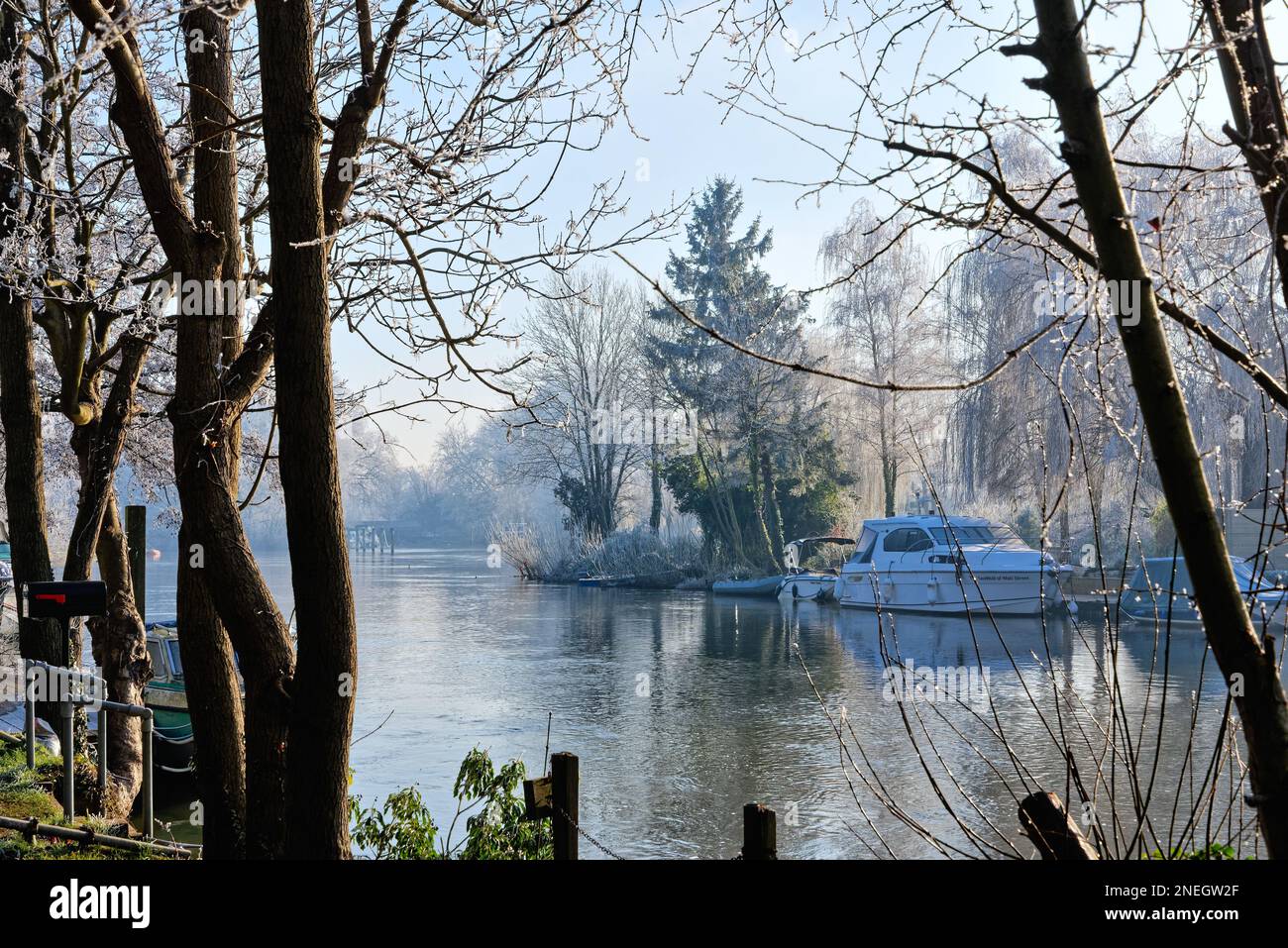 Le bord de la rivière à Shepperton lors d'une journée hivernale froide et ensoleillée avec des arbres et de la végétation couverts de givre, Surrey, Angleterre, Royaume-Uni Banque D'Images