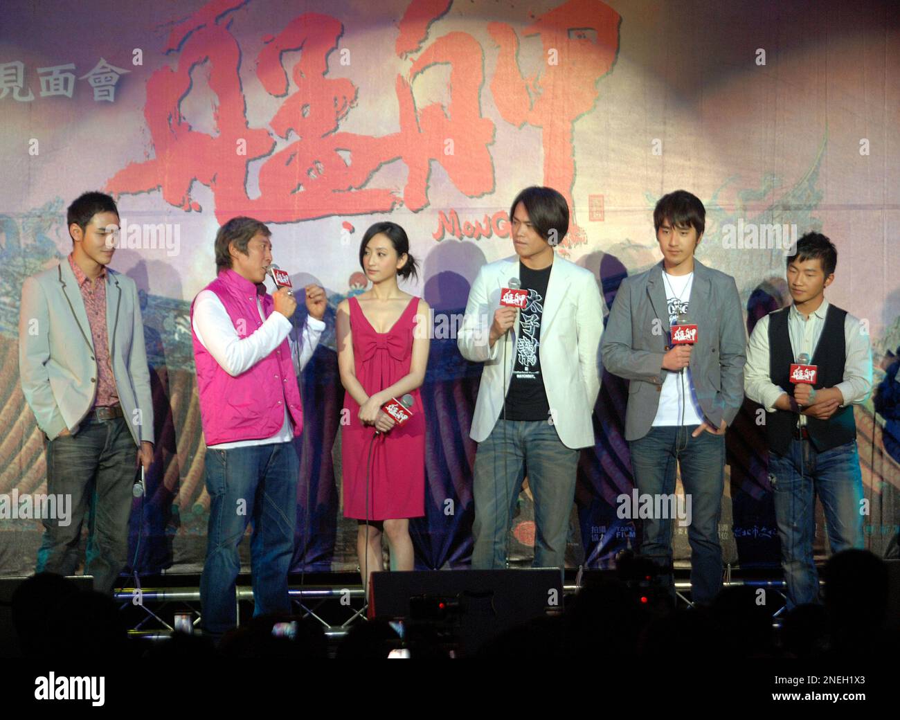 Taiwanese director Niu Chen Zer, second left, speaks as Taiwanese actors from left, Ethan Juan, Jo Chiayen, Tsai Chang Hsien, Mark Zhao and Huang Teng Hui, listen during a media event announcing their new film "Monga" Saturday, Jan. 9, 2010, in Taipei, Taiwan. (AP Photo/Chiang Ying-ying) Banque D'Images