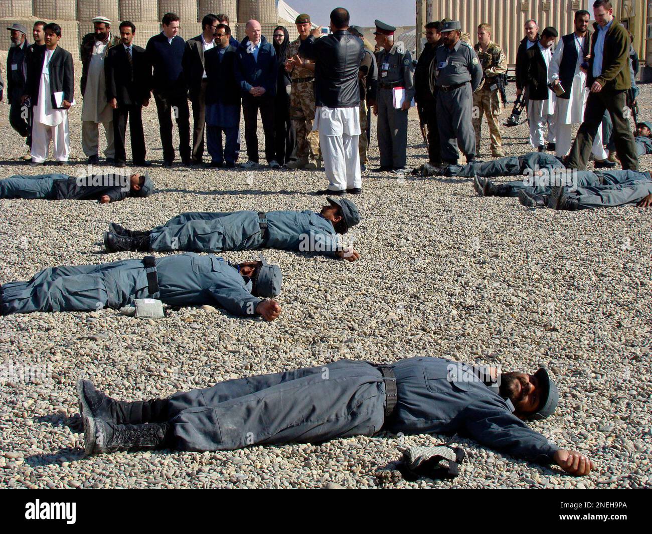 Afghan policemen demonstrate battlefield first aid drill during a visit by British parliament members George Osbourne and William Hague in Lashkar Gah, in Afghanistan's Helmand province Thursday, Jan. 7, 2010. (AP Photo/Abdul Khaleq) Banque D'Images