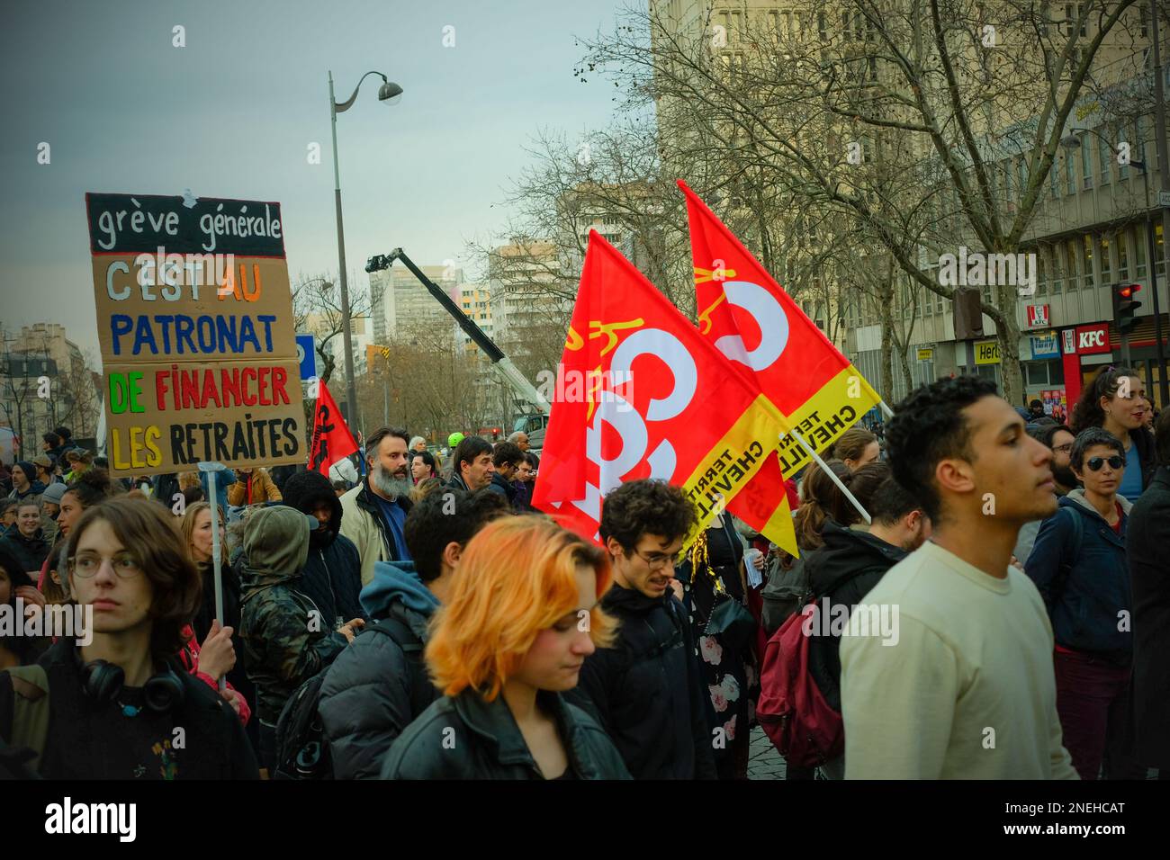 Paris, France, le 16th février 2023. Jeunes démonstrateurs CGT avec des pancartes et des drapeaux - Jacques Julien/Alamy Live News Banque D'Images