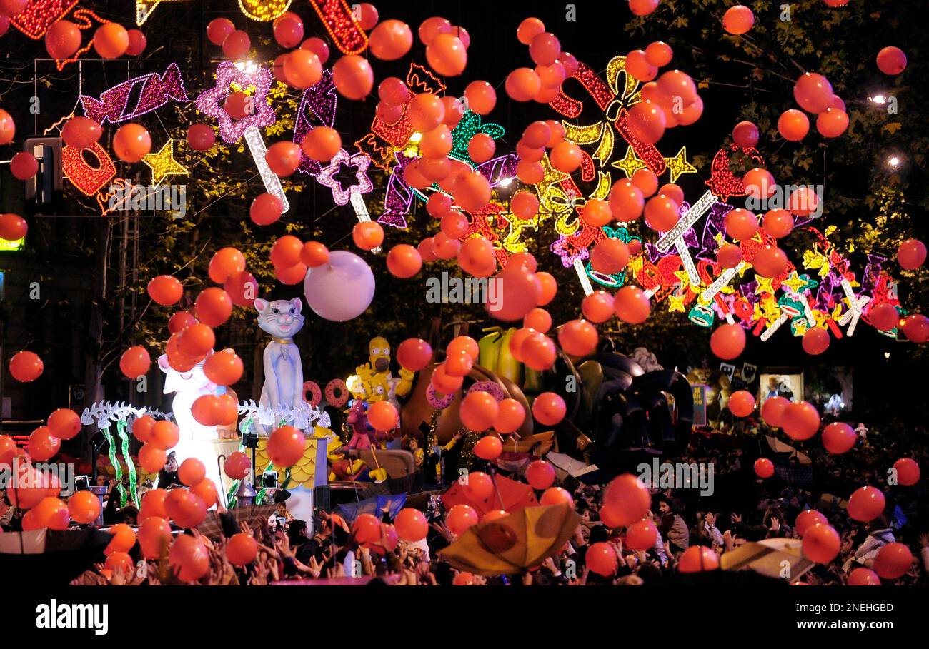 A general view during the 'Cabalgata de Reyes,' or the Three Wise Men parade in Cordoba, southern Spain, Tuesday, Jan. 5, 2010. People thronged sidewalks in Spain's towns and cities to watch traditional parades marking the eve of the Epiphany, a Christian holiday celebrating the story of the three wise men believed to have followed a bright star to offer gifts of gold, frankincense and myrrh to the newborn Jesus in Bethlehem. (AP Photo/Manu Fernandez) Banque D'Images