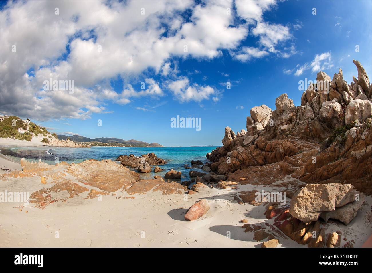 Plage de Simius avec de magnifiques rochers à Villasimius, dans le sud de la Sardaigne. Banque D'Images