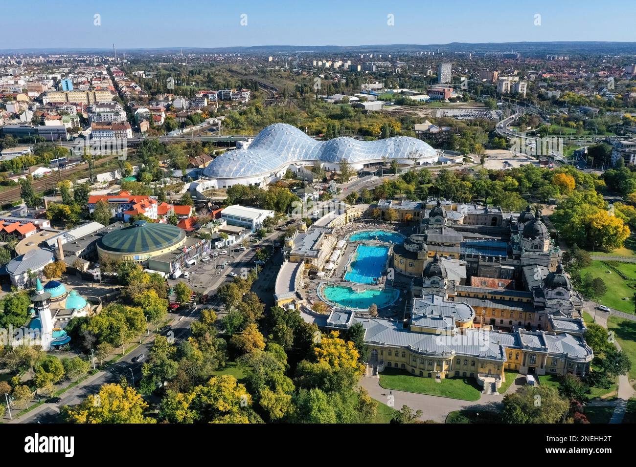 Le spa Szechenyi est l'un des plus grands complexes de spa d'Europe dans le parc de la ville de Budapest. En arrière-plan, le Cirque de la capitale et le Zoo de la capitale Banque D'Images