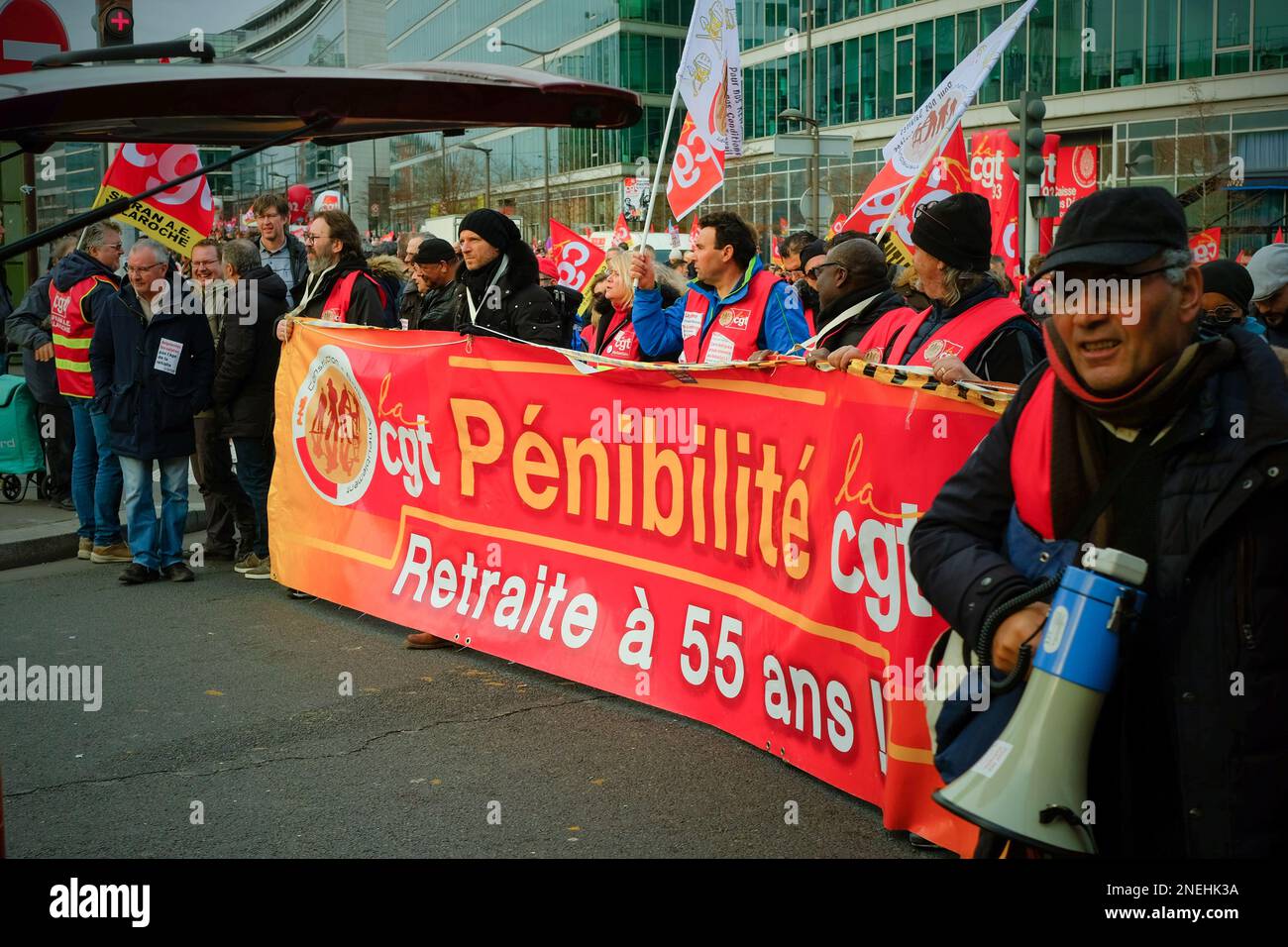 Paris, France, le 16th février 2023. CGT proteste avec une bannière contre la réforme des retraites - Jacques Julien/Alay Live News Banque D'Images