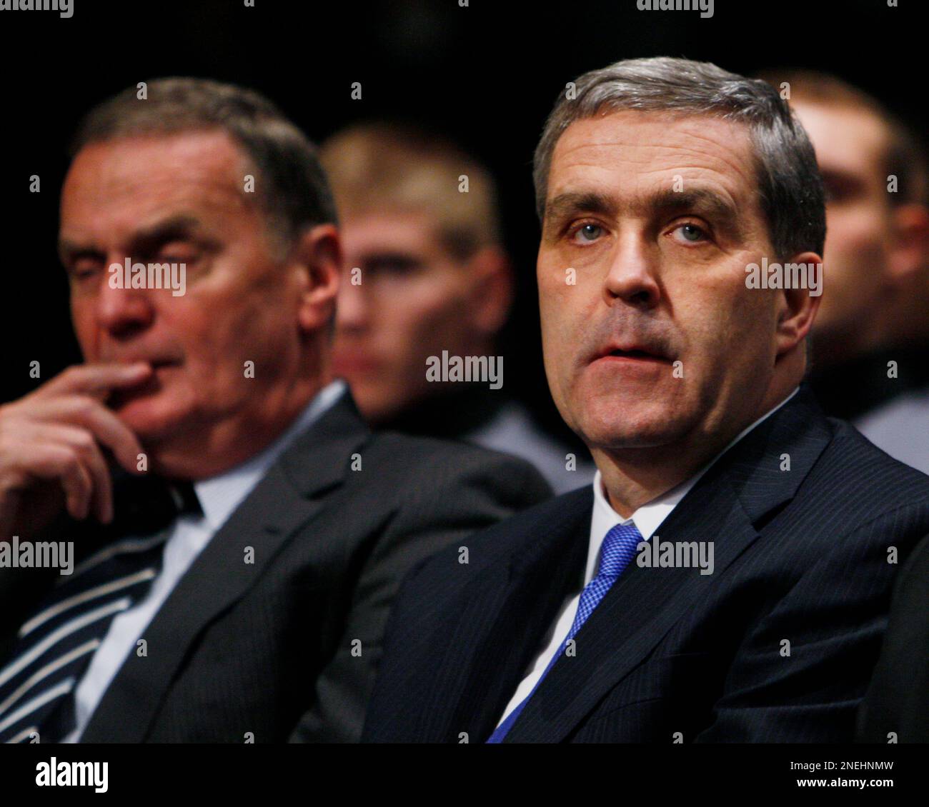 Army Lt. Gen. Douglas, deputy national security adviser for Iraq and Afghanistan, and National Security Adviser Jim Jones are pictured before President Barack Obama speaks about the war in Afghanistan at the United States Military Academy at West Point, N.Y., Tuesday, Dec. 1, 2009. Lute also served the same role for former President George W. Bush. (AP Photo/Charles Dharapak) Banque D'Images