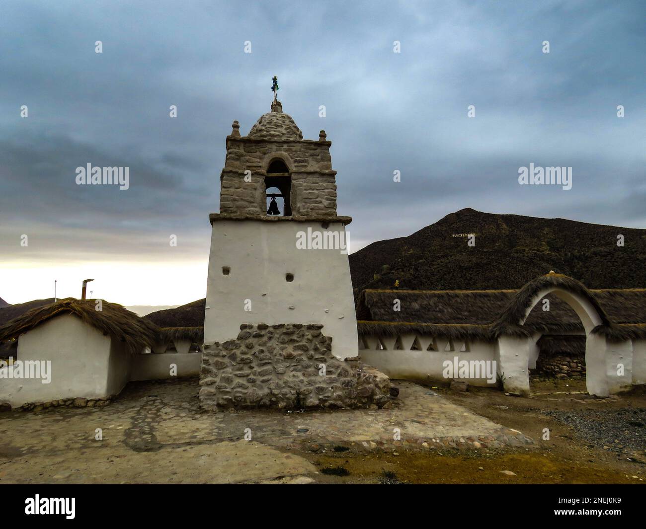 Église San Andrés à Pachama, Altiplano andin dans la région d'Arica, Chili Banque D'Images