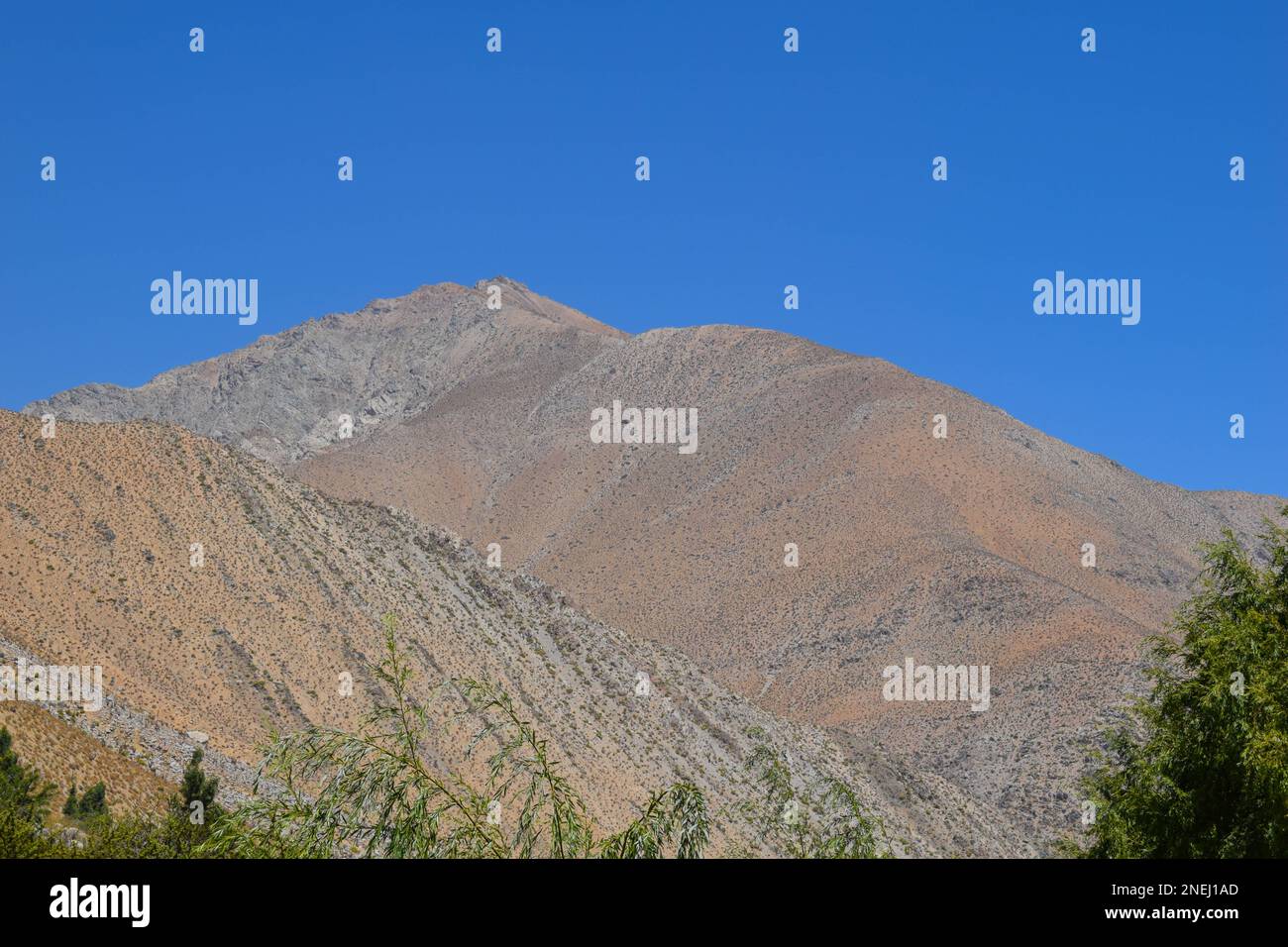 Montagnes de haute altitude composées de roches granitiques le long de la cordillère des Andes, dans la vallée d'Elqui, au Chili Banque D'Images