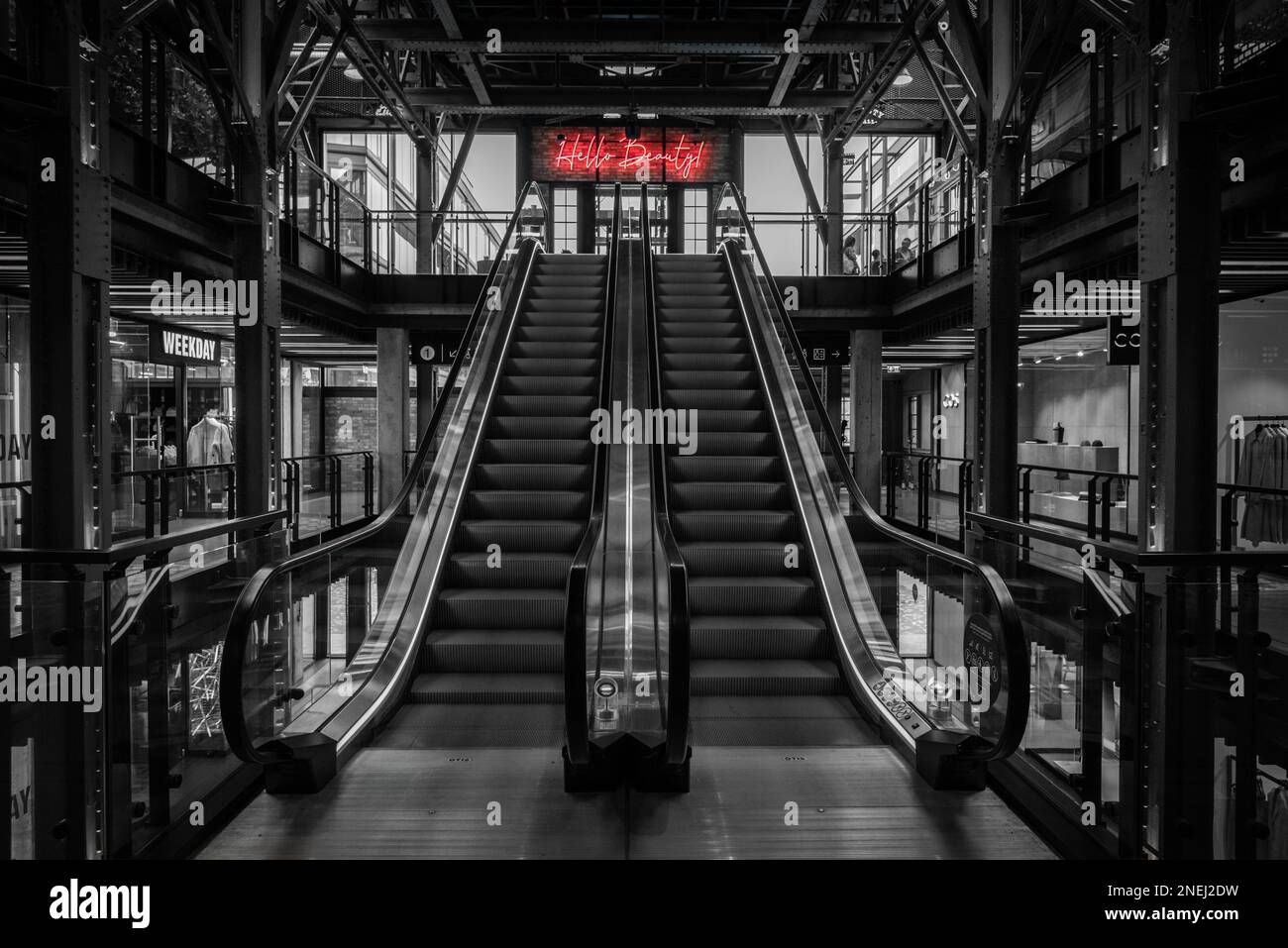 vider les escaliers mécaniques dans un nouveau centre commercial Banque D'Images