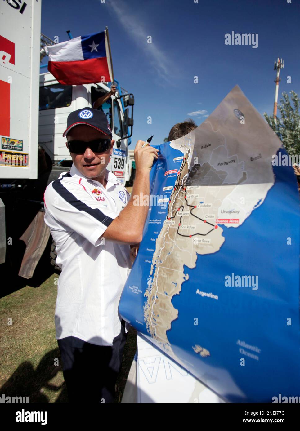 Volkswagen's driver Giniel De Villiers, from South Africa, shows a map of the Argentina-Chile Dakar Rally 2010 route in Buenos Aires, Wednesday, Dec. 30, 2009. The rally will be held Jan. 1-17. (AP Photo/Natacha Pisarenko) Banque D'Images