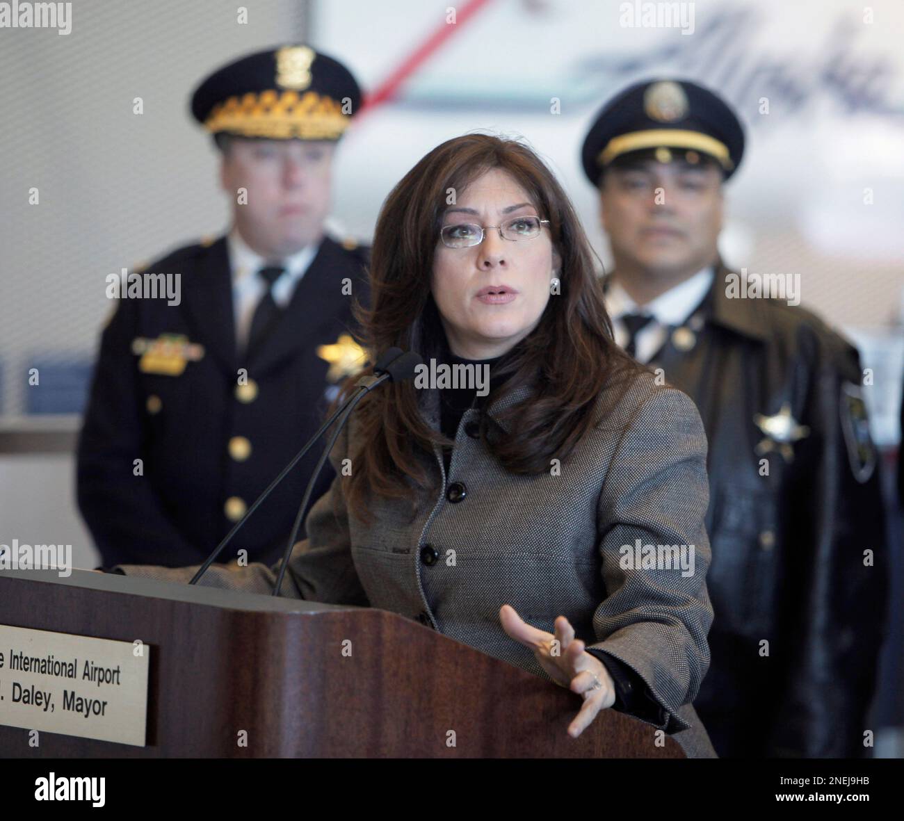 Chicago Aviation Department Commissioner Rosemarie Andolino speaks during a news conference at O'Hare International Airport Tuesday, Dec. 29, 2009, in Chicago. Andolino held an update on airport security after a thwarted attempt to bomb a Detroit-bound flight on Christmas Day.(AP Photo/M. Spencer Green) Banque D'Images