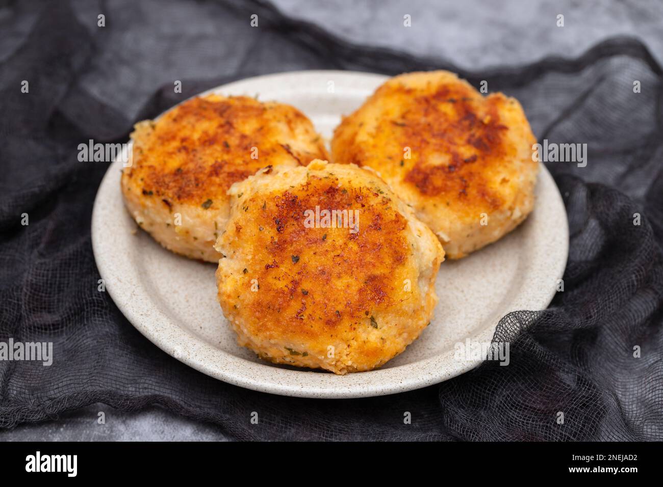 Côtelettes de dinde de viande hachée sur le plat. Boulettes de viande poêlées. Banque D'Images