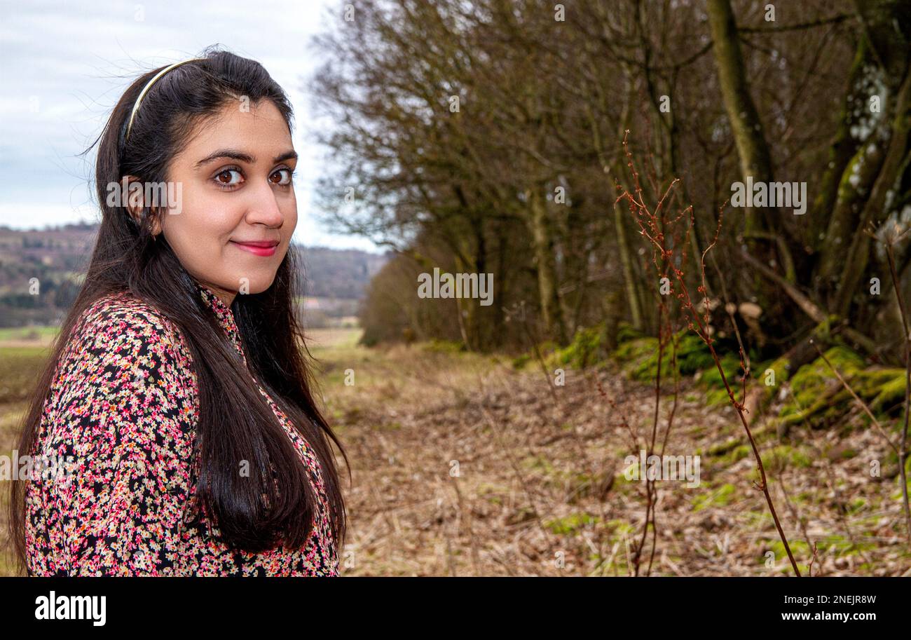 Une femme belle et à la mode passe la journée à prendre sa photo dans les bois du Clatto Country Park de Dundee, en Écosse, au Royaume-Uni Banque D'Images