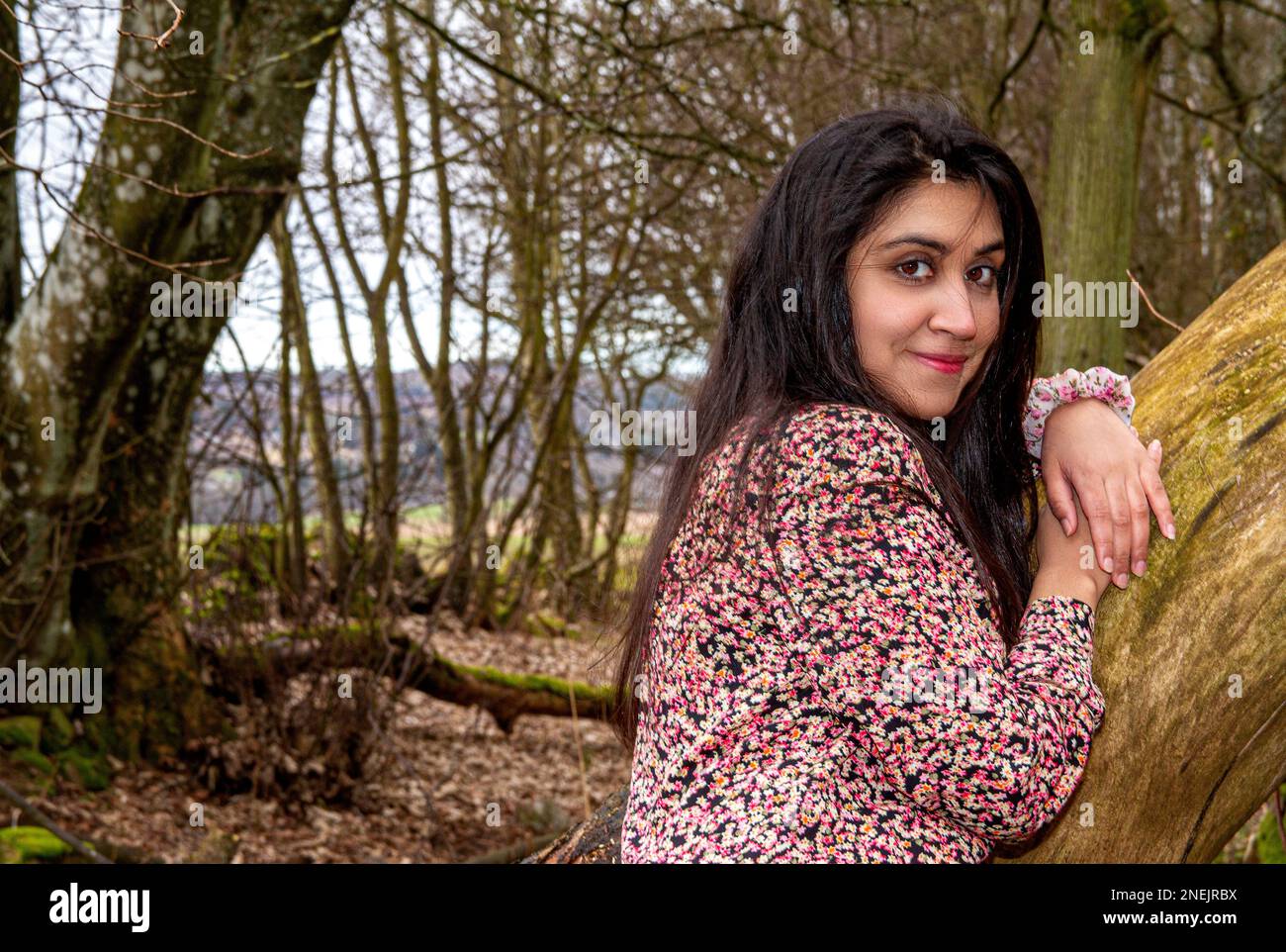 Une femme belle et à la mode passe la journée à prendre sa photo dans les bois du Clatto Country Park de Dundee, en Écosse, au Royaume-Uni Banque D'Images