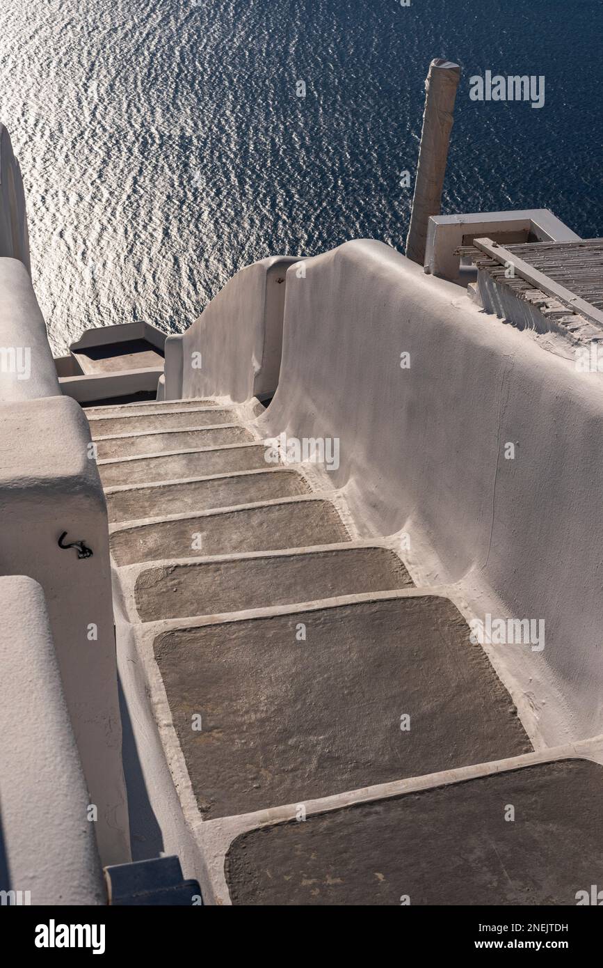 Escalier caractéristique avec de grandes marches grises, Santorin Banque D'Images