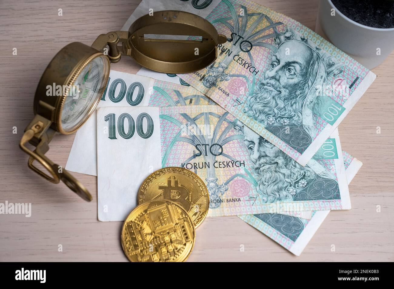 100 korun tchèques et bitcoins dorés. Concept d'investissement en crypto-monnaie. Crypto, exploitation minière ou commerce. Banque D'Images