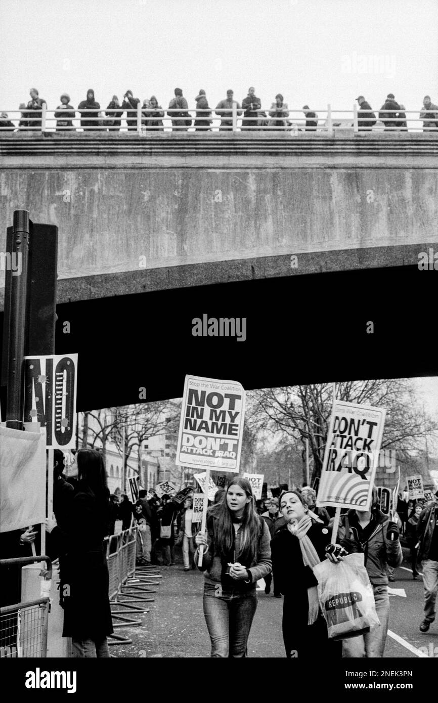 Les manifestants anti-guerre se préparent à mars (sous le pont de Waterloo, Londres) Banque D'Images