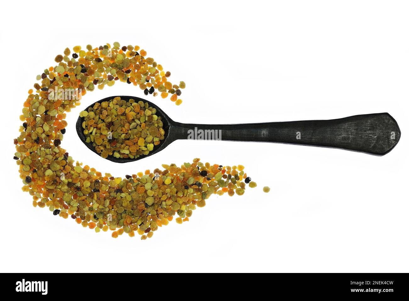 cuillère en bois avec pollen d'abeille biologique isolé sur fond blanc Banque D'Images