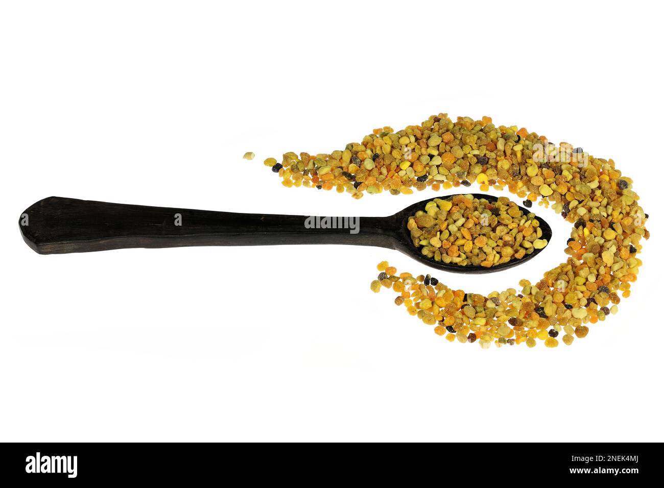 cuillère en bois avec pollen d'abeille biologique isolé sur fond blanc Banque D'Images