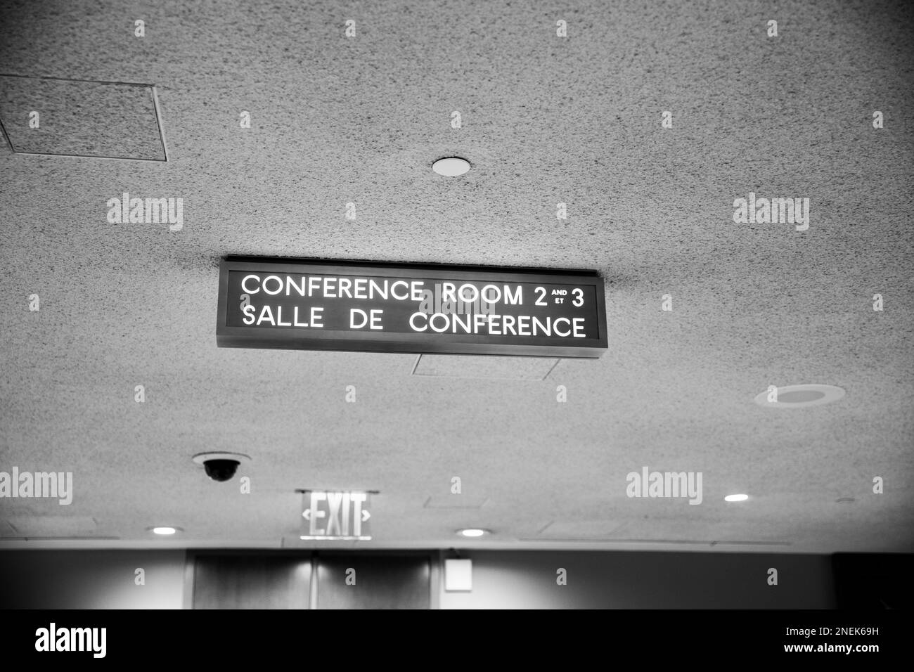 Panneau indiquant la salle de conférence au siège des nations unies à manhattan. Banque D'Images