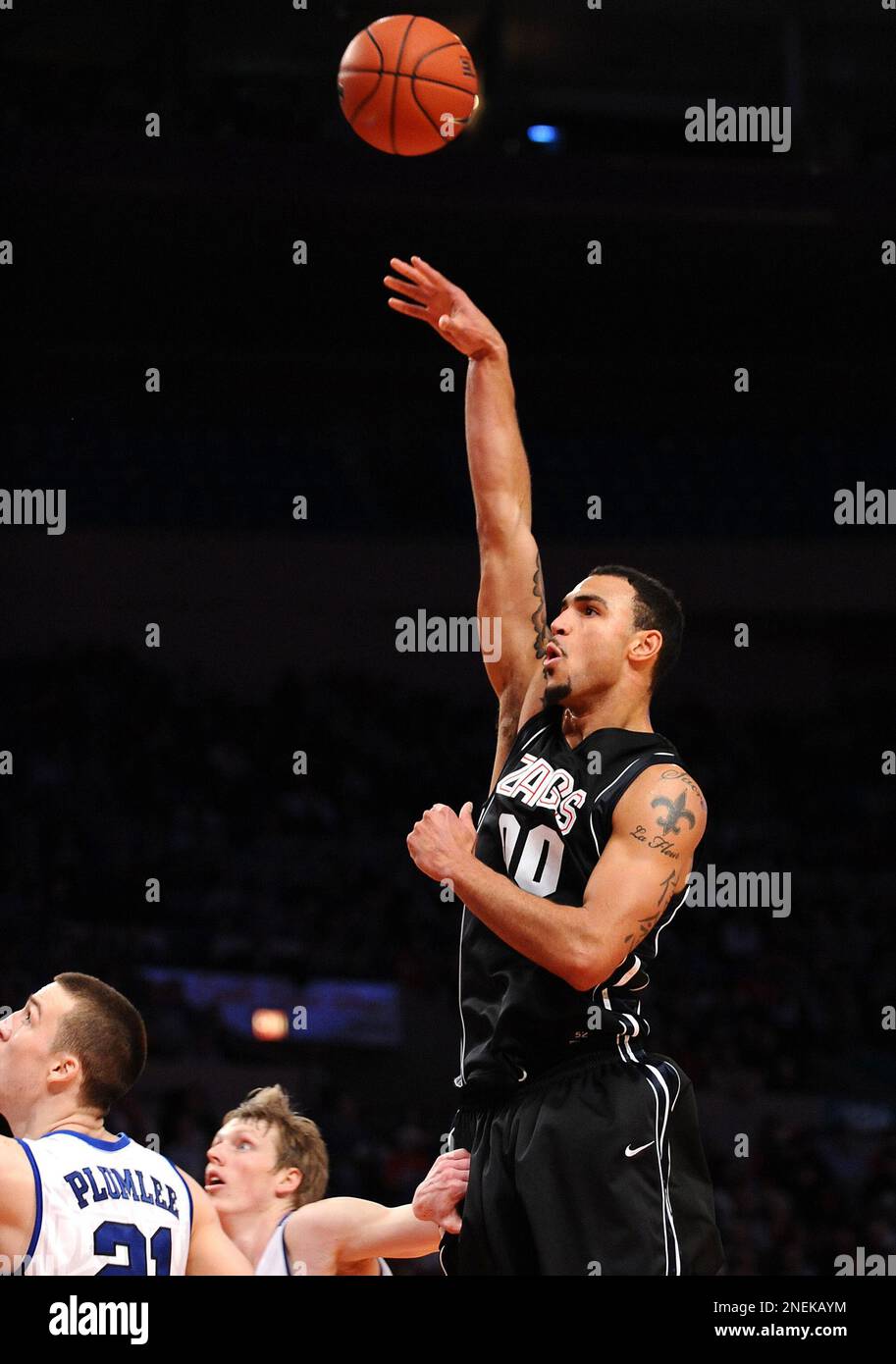 Gonzaga's Robert Sacre (00) shoots during the first half of an NCAA college basketball game against Duke in the Aeropostale Basketball Classic at Madison Square Garden in New York, Saturday, Dec. 19, 2009. (AP Photo/Paul J. Bereswill) Banque D'Images