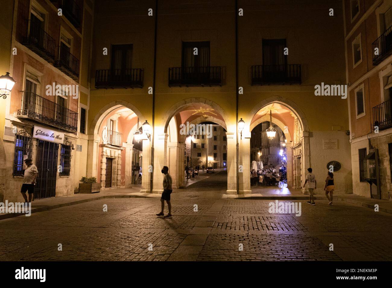 Plaza Mayor de nuit dans la petite ville de Cuenca - Castilla–la Mancha, Espagne Banque D'Images