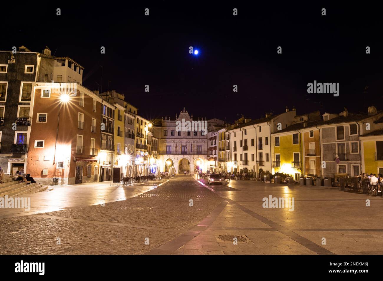 Plaza Mayor de nuit dans la petite ville de Cuenca - Castilla–la Mancha, Espagne Banque D'Images